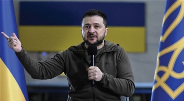 زيلينسكي يطالب بتزويد أوكرانيا بالأسلحة وفرض عقوبات قصوى على موسكو