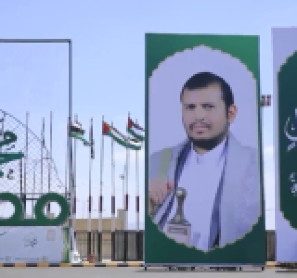 حشود كبيرة تتوافد إلى الساحات منذ الصباح