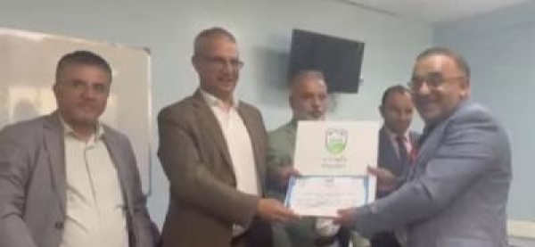 رئيس جامعة إب يكرم الدكتور فواز عمران