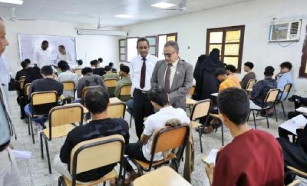 رئيس جامعة عدن يتفقد سير الامتحانات بكلية الحاسوب وتكنولوجيا المعلومات