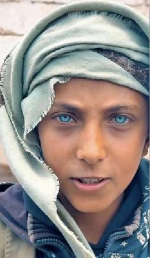 رسام الآنسي يتصدر الترند في اليمن بعيونه الفيروزية