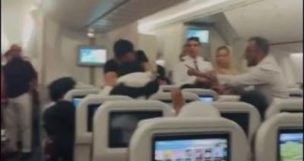 شجار بالأيدي بين راكبين يثير الذعر على متن طائرة متجهة من لندن إلى بنغلاديش