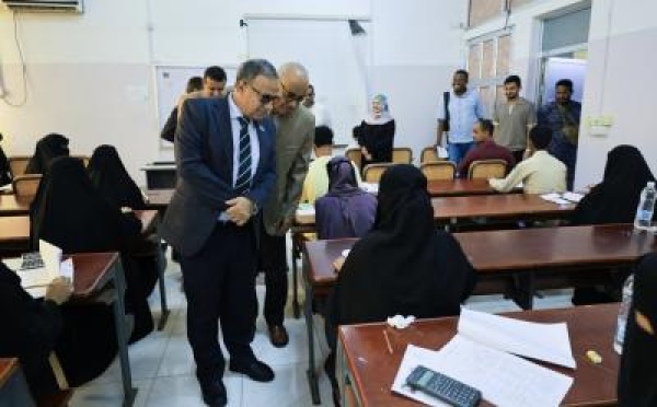 رئيس جامعة عدن يتفقد سير امتحانات المفاضلة بكلية التمريض