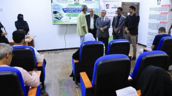 رئيس جامعة عدن يتفقد امتحانات المفاضلة على منح صلة بمركز الدراسات البيئية والمناخية