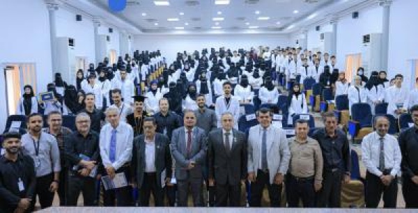 كلية طب الأسنان بجامعة عدن تحتفي بطلابها المستجدين وتكرم الأوائل