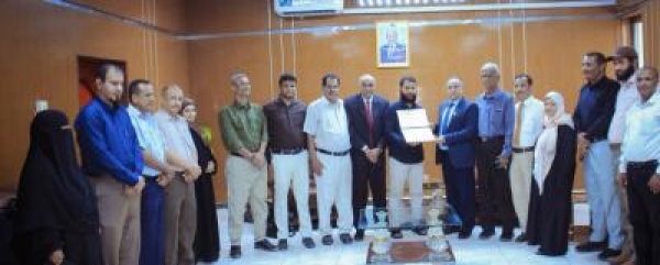 جامعة عدن تكر م الباحث جهاد يونس لتحقيقه المرتبة الأولى يمنيا والـ120 عالميا جامعة عدن تكر م الباحث جهاد يونس لتحقيقه المرتبة الأولى يمنيا والـ120 عالميا