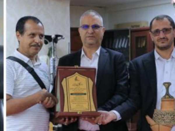 تكريم رئيس جامعة إب في ختام فعاليات معرض إب الأول للبناء والتشييد