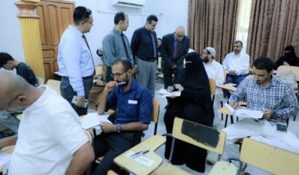 العطاس يتفقد سير الامتحانات بكلية العلوم الاجتماعية والإنسانية بجامعة عدن
