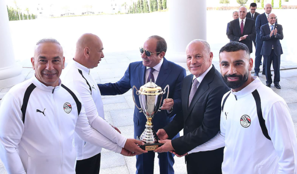 السيسي يستقبل منتخب مصر ويمنحه كأس الجدارة وأوسمة تكريمية بعد إنجاز المونديال السيسي يستقبل منتخب مصر ويمنحه كأس الجدارة وأوسمة تكريمية بعد إنجاز المونديال