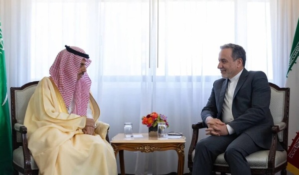 بن فرحان وعراقجي يناقشان هاتفيا الجهود الدبلوماسية لـ تحقيق الاستقرار بن فرحان وعراقجي يناقشان هاتفيا الجهود الدبلوماسية لـ تحقيق الاستقرار