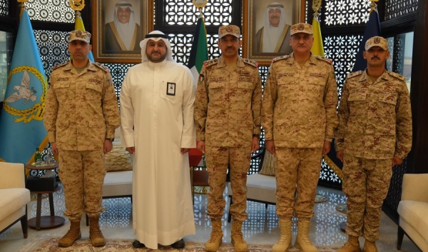 رئيس الأركان العامة للجيش يقلد ضابطا برتبة ملازم رئيس الأركان العامة للجيش يقلد ضابطا برتبة ملازم