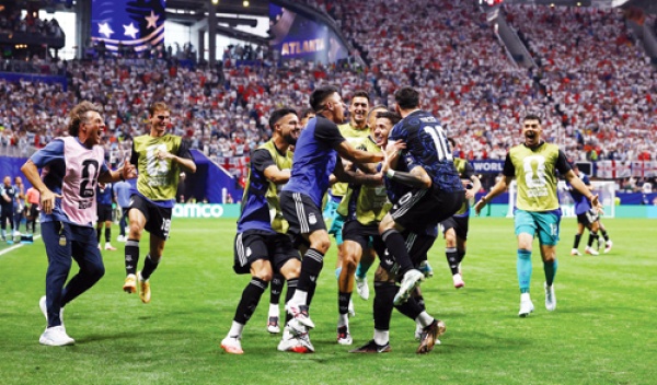 الأرجنتين تتلاعب بإنجلترا وتصل للنهائي الأرجنتين تتلاعب بإنجلترا وتصل للنهائي