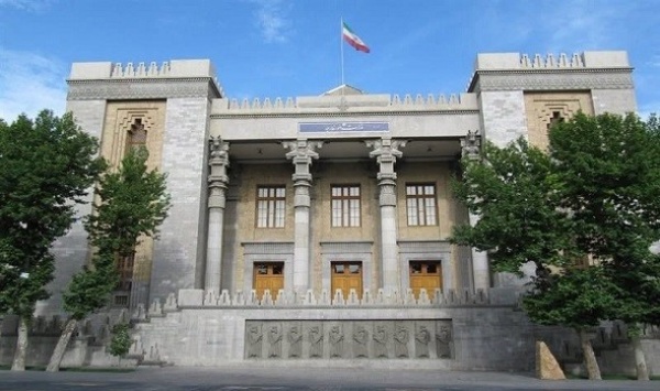 إيران تدعو المجتمع الدولي لرفض العقوبات الأمريكية وتهدد بالرد على التصعيد الاقتصادي إيران تدعو المجتمع الدولي لرفض العقوبات الأمريكية وتهدد بالرد على التصعيد الاقتصادي