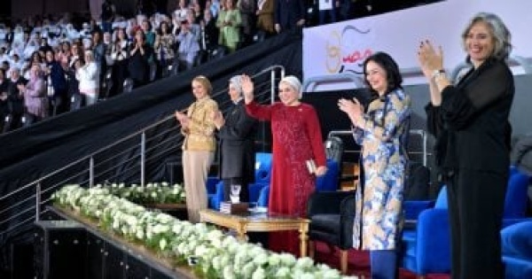 رؤية الرئيس السيسى لدعم وتمكين المرأة المصرية الجمهورية الجديدة تفتح آفاق ا غير مسبوقة للمشاركة والقيادة وبناء المستقبل السيدة انتصار السيسى تواصل دعمها لقضايا المرأة وتعزيز دورها ومكانتها فيديو رؤية الرئيس السيسى لدعم وتمكين المرأة المصرية الجمهورية الجديدة تفتح آفاق ا غير مسبوقة للمشاركة والقيادة وبناء المستقبل السيدة انتصار السيسى تواصل دعمها لقضايا المرأة وتعزيز دورها ومكانتها فيديو