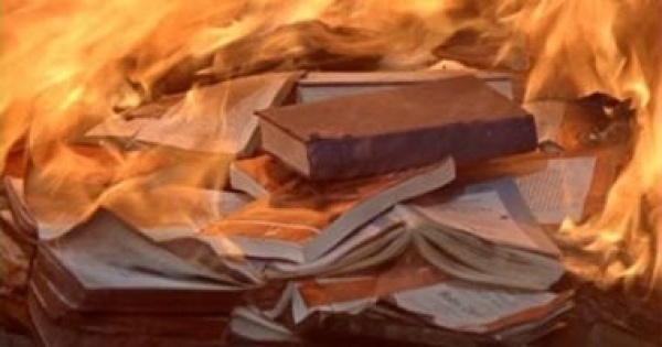 من الصين إلى روما أشهر حوادث حرق الكتب فى العالم القديم من الصين إلى روما أشهر حوادث حرق الكتب فى العالم القديم