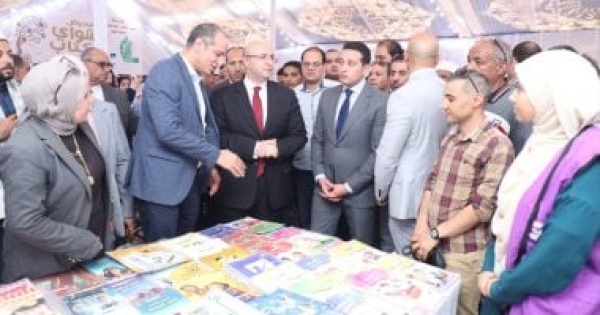 محافظ الفيوم والمفوض بتسيير أعمال هيئة الكتاب يفتتحان معرض كتاب أبشواى محافظ الفيوم والمفوض بتسيير أعمال هيئة الكتاب يفتتحان معرض كتاب أبشواى