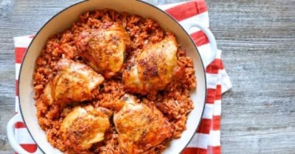 طريقة عمل دجاج بالبابريكا والأرز فى طاسة واحدة طريقة عمل دجاج بالبابريكا والأرز فى طاسة واحدة