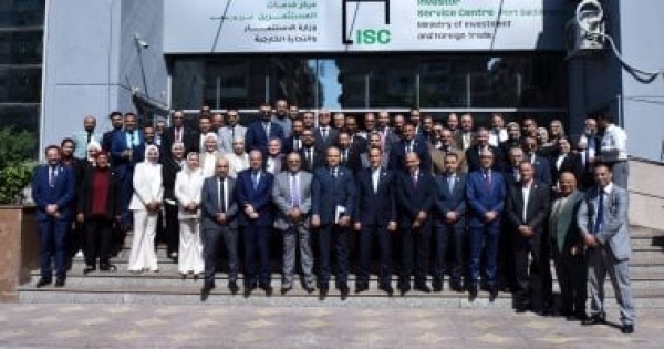 الرئيس التنفيذى للهيئة العامة للاستثمار يتفقد سير العمل بمركز خدمات بورسعيد الرئيس التنفيذى للهيئة العامة للاستثمار يتفقد سير العمل بمركز خدمات بورسعيد