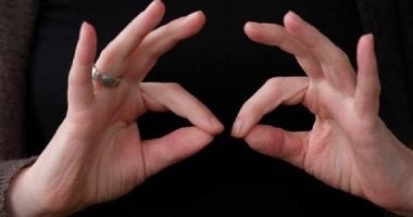 يوم لغة الإشارة اعرف تاريخ أول كتاب للغة الصم والبكم وكم عدد لغات الإشارة