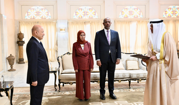 سفير الكويت لدى اليمن يقدم أوراق اعتماده لرئيس مجلس القيادة الرئاسي سفير الكويت لدى اليمن يقدم أوراق اعتماده لرئيس مجلس القيادة الرئاسي