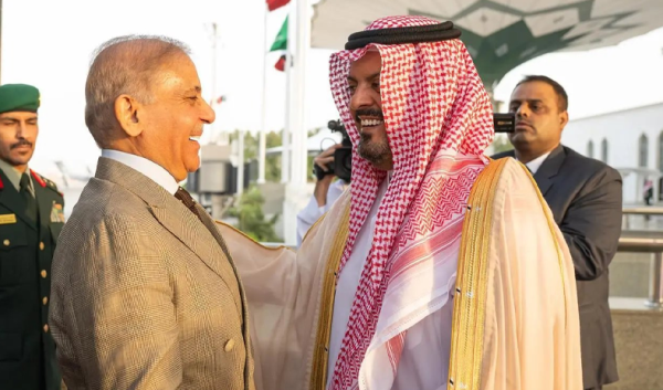 رئيس وزراء باكستان يصل إلى السعودية رئيس وزراء باكستان يصل إلى السعودية