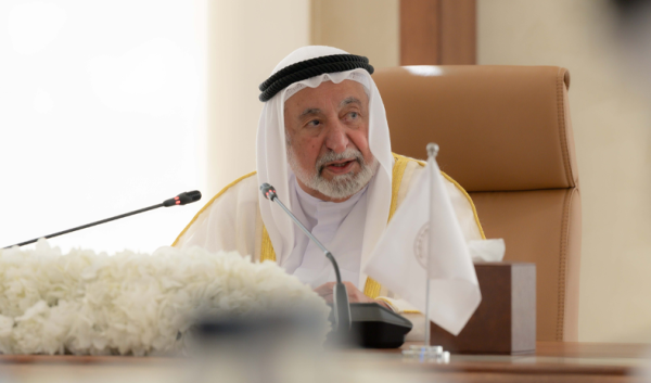 حاكم الشارقة يعتمد رفع مستوى العيش الكريم إلى 20 ألف درهم شهري ا