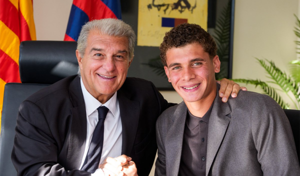 اللاعب المصري حمزة عبدالكريم يوقع عقده الجديد مع برشلونة حتى 2030 اللاعب المصري حمزة عبدالكريم يوقع عقده الجديد مع برشلونة حتى 2030