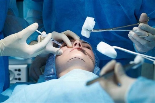 عمادة الاطباء ت حذ ر إجراء الحقن والأعمال الطبية التجميلية من قبل أشخاص غير م ؤهلين م مارسة غير قانونية للطب