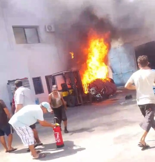 اخماد حريق في ميناء غار الملح اخماد حريق في ميناء غار الملح