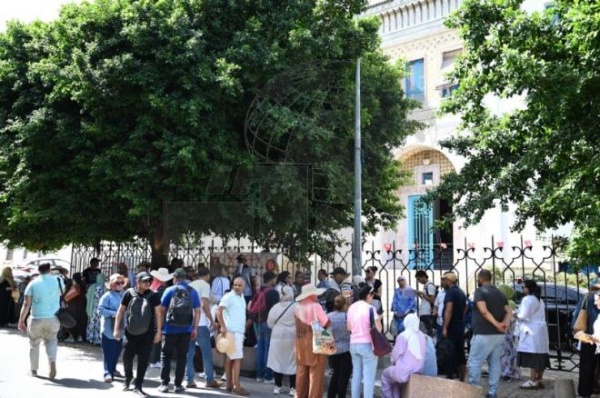 أساتذة ومعلمون نواب يحتجون أمام وزارة التربية ويطالبون بإدماجهم