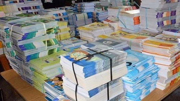 وزارة التربية تستكمل طباعة الكتب المدرسية وتوزع 96 منها على الفروع الجهوية وزارة التربية تستكمل طباعة الكتب المدرسية وتوزع 96 منها على الفروع الجهوية