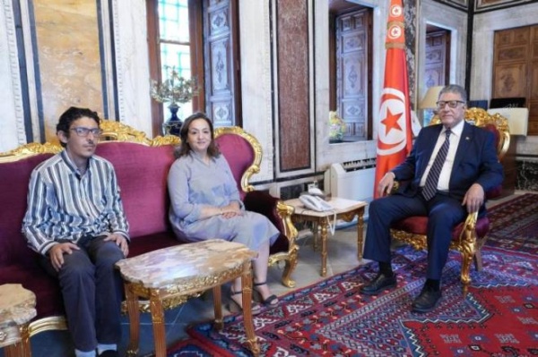 رئيس البرلمان يتعهد بإحالة ملف الدكاترة المعطلين عن العمل إلى اللجنة المعنية لإجراء الاستماعات اللازمة بشأنه رئيس البرلمان يتعهد بإحالة ملف الدكاترة المعطلين عن العمل إلى اللجنة المعنية لإجراء الاستماعات اللازمة بشأنه