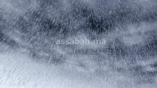 زخات رعدية ورياح اليوم الجمعة بعدد من المناطق نشرة إنذارية