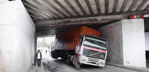 مطالب بمراجعة علو قنطرة عين السبع بعد تكرار انحشار الشاحنات بعين السبع مطالب بمراجعة علو قنطرة عين السبع بعد تكرار انحشار الشاحنات بعين السبع