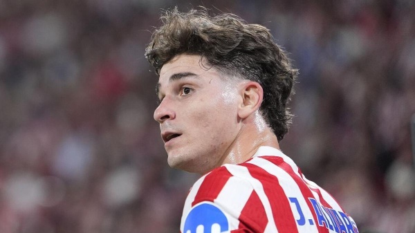 موقف جديد من برشلونة تجاه التعاقد مع جوليان ألفاريز