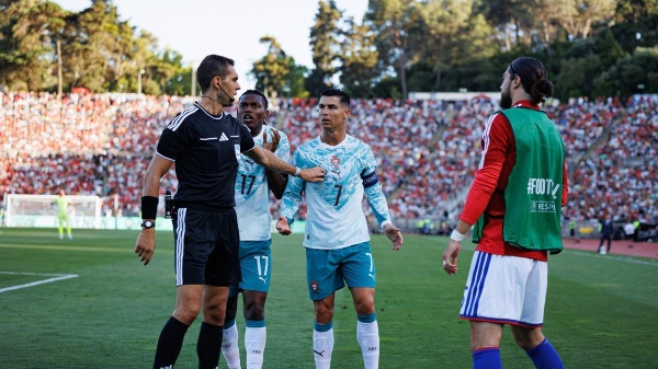 موقف لياو من مباراة البرتغال الأولى في كأس العالم بعد طرده أمام تشيلي موقف لياو من مباراة البرتغال الأولى في كأس العالم بعد طرده أمام تشيلي