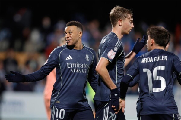 نجم ريال مدريد يلمح لتجديد عقده بعد فوز بيريز
