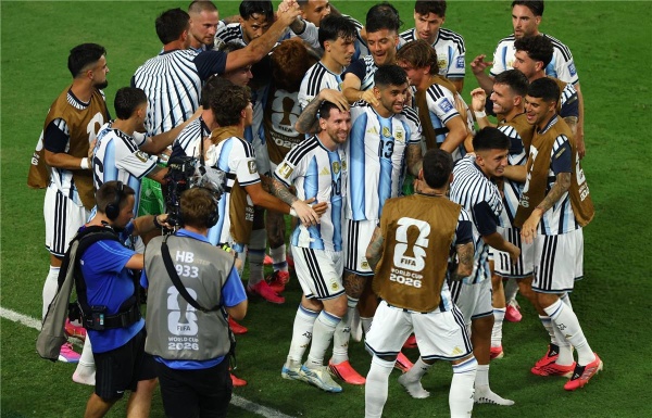فيديو بقيادة ميسي الأرجنتين تهزم الرأس الأخضر وتستعد لمصر في دور الـ 16 بكأس العالم فيديو بقيادة ميسي الأرجنتين تهزم الرأس الأخضر وتستعد لمصر في دور الـ 16 بكأس العالم