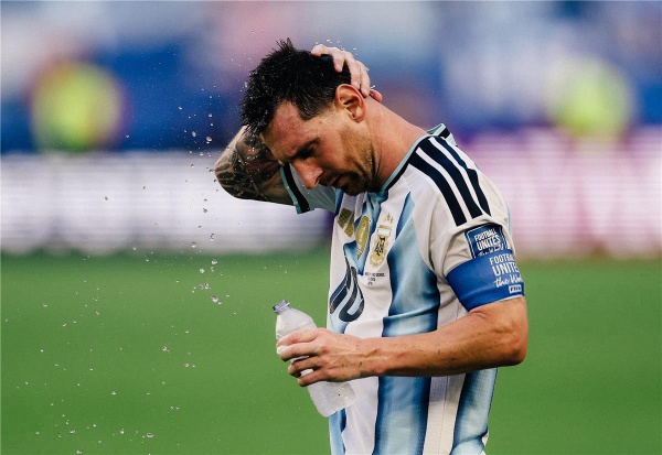 ميسي يثير قلق جمهور الأرجنتين قبل مباراة مصر في كأس العالم