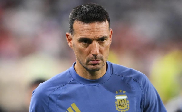 سكالوني يلوم فيفا قبل مباراة مصر والأرجنتين في كأس العالم