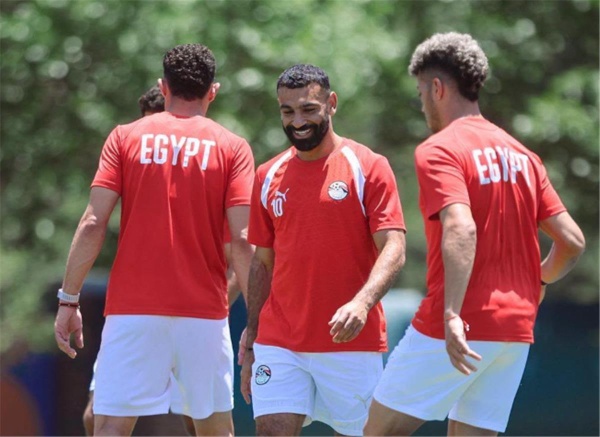 قبل مواجهة الأرجنتين عاصفة رعدية تجبر منتخب مصر على إيقاف تدريباته قبل مواجهة الأرجنتين عاصفة رعدية تجبر منتخب مصر على إيقاف تدريباته