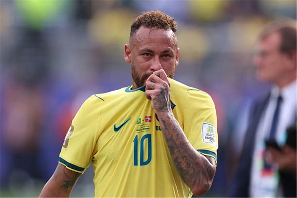 والد نيمار يواسي نجله بعد خروج البرازيل من كأس العالم لا تتوقف عن اللعب