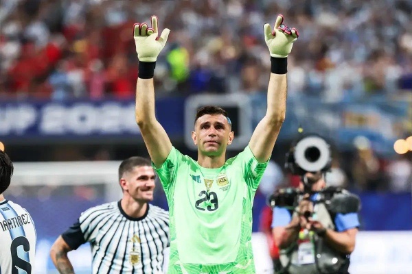 إيميليانو مارتينيز شعرت بالعجز بعد هدف مصر الثاني وعانينا كثير ا إيميليانو مارتينيز شعرت بالعجز بعد هدف مصر الثاني وعانينا كثير ا