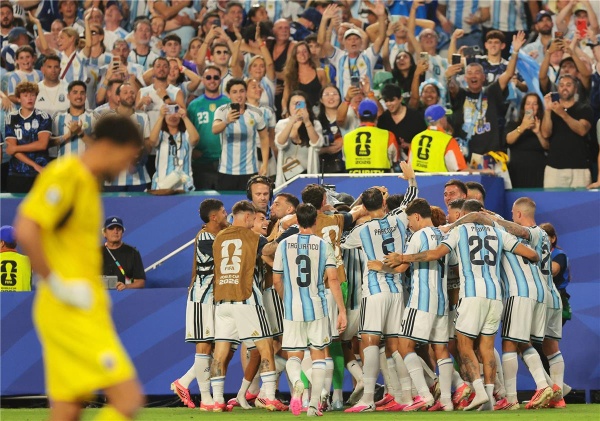 وفاة مشجع أرجنتيني خلال احتفالات الفوز على مصر في كأس العالم وفاة مشجع أرجنتيني خلال احتفالات الفوز على مصر في كأس العالم