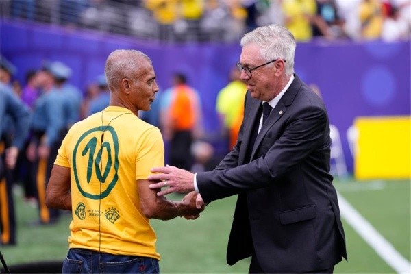 روماريو يفتح النار على أنشيلوتي سبب لنا العار ولاعب البرازيل خيب أملي روماريو يفتح النار على أنشيلوتي سبب لنا العار ولاعب البرازيل خيب أملي