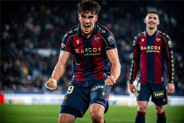 ضحية كارلوس إسبي لاعب ريال مدريد يفكر في الرحيل