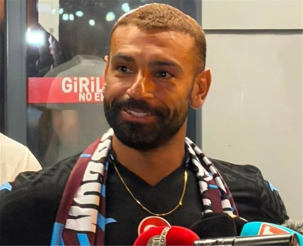 فيديو أمر لا يصدق أول تعليق من محمد صلاح بعد وصوله مطار طرابزون أمام حشد أسطوري