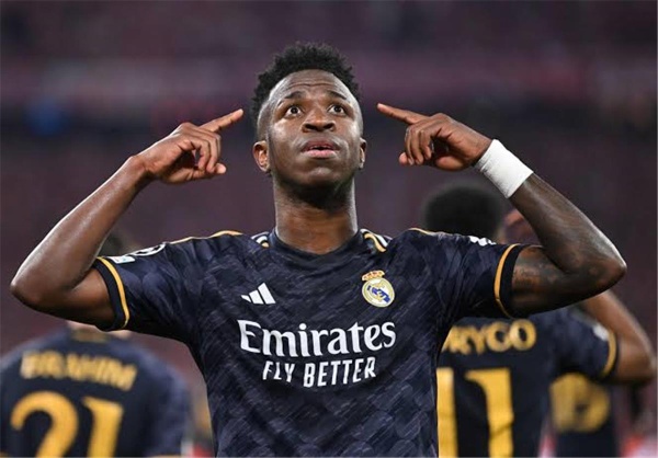 أول تعليق من فينيسيوس جونيور بعد تجديد عقده مع ريال مدريد