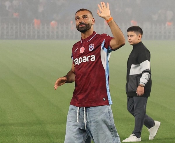 محمد صلاح يثير جنون سيدة مسنة في تركيا