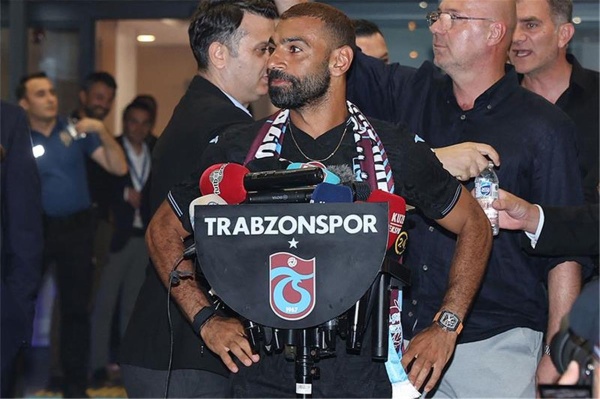 نجم طرابزون السابق يدعم محمد صلاح تعامل باحترافية وأتمنى له التوفيق